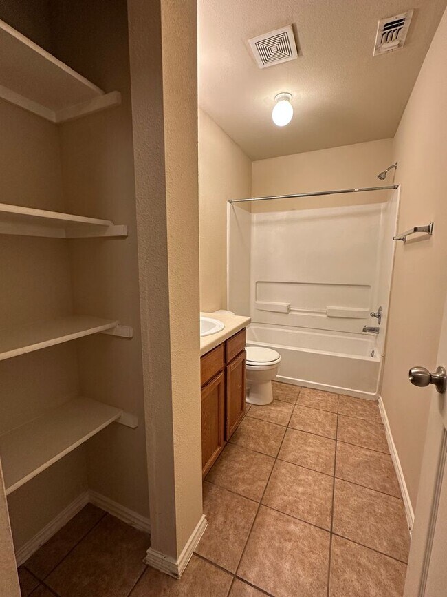 Building Photo - Townhouse available for IMMEDIATE move in