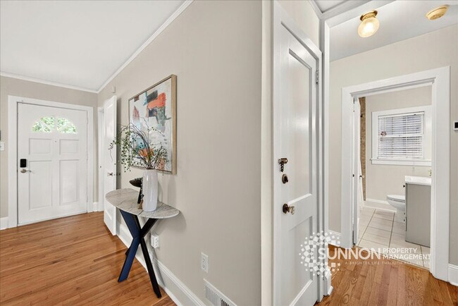 Building Photo - Adorable 3 Bedroom in Plaza Midwood Close to Everything