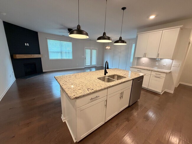 Building Photo - 1/2 Off First Month's Rent! Gorgeous 4 BR 2.5 Bath in Westlawn! Minutes from Veterans Parkway, Sh...