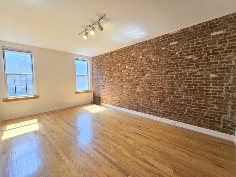 Primary Photo - 707 W 171st St