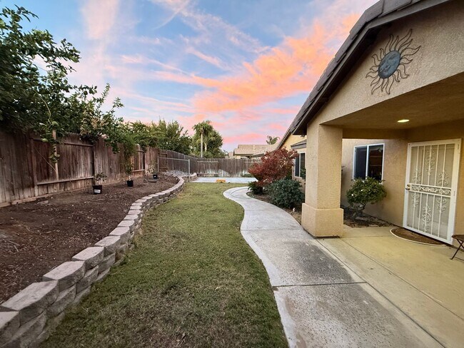 Building Photo - Beautifully Maintained 3-Bedroom Plus Offi...