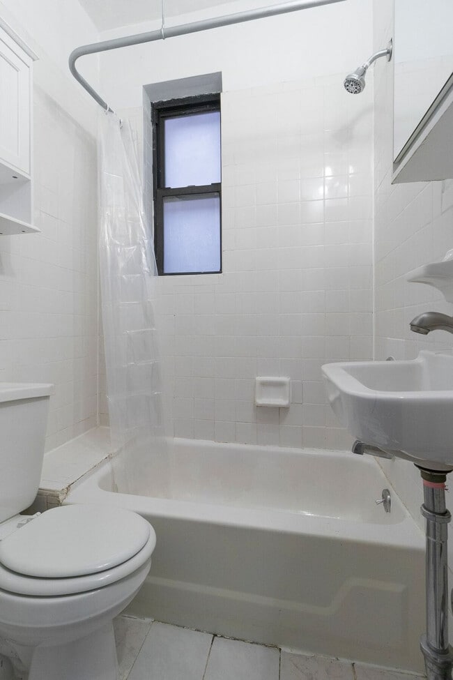 Building Photo - 215 B E 95th St