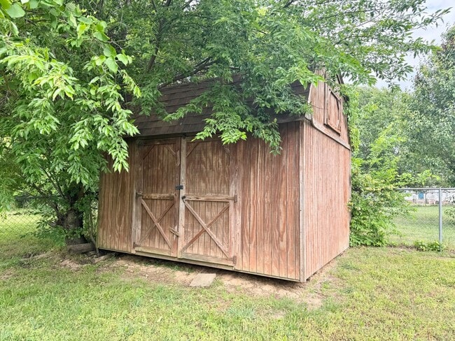 Building Photo - Three Bedroom Close to Ft. Campbell
