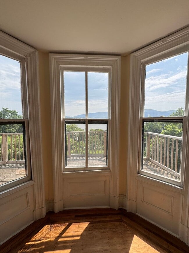 Building Photo - 4 Bedroom 2 Bathroom House with Stunning H...