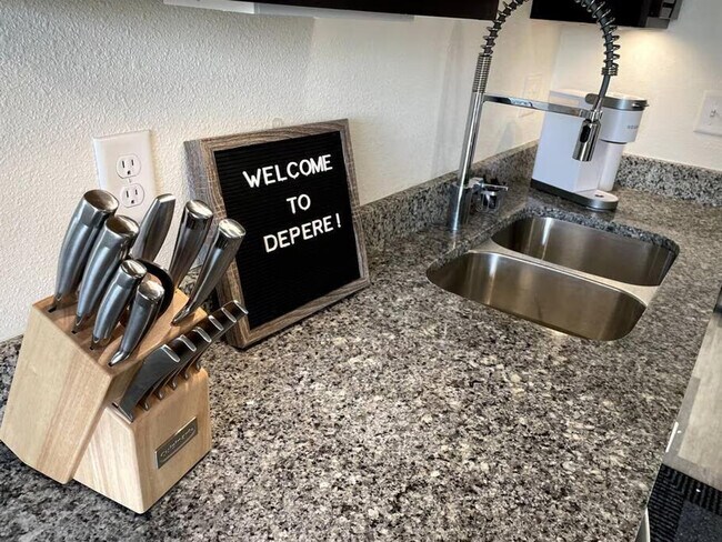 Building Photo - 922-940 Oak Street-SI ID1253107P