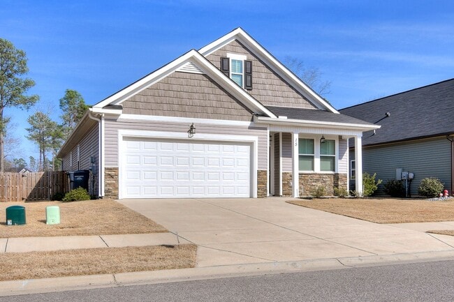 Building Photo - 3 Bedroom 2 Bathroom Ranch