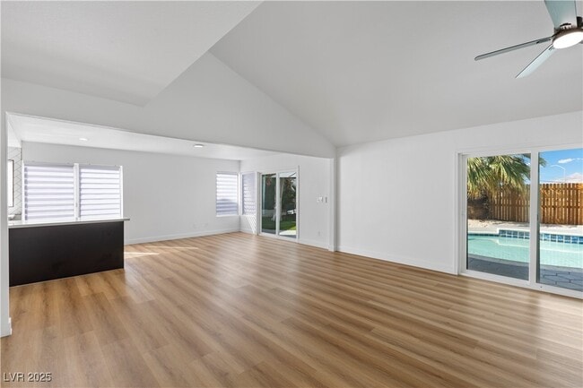 Building Photo - 4092 Ridgewood Ave