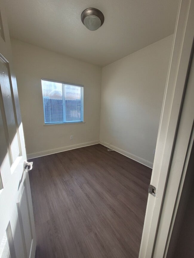 Building Photo - Three bedroom 1 bath with central heat and air