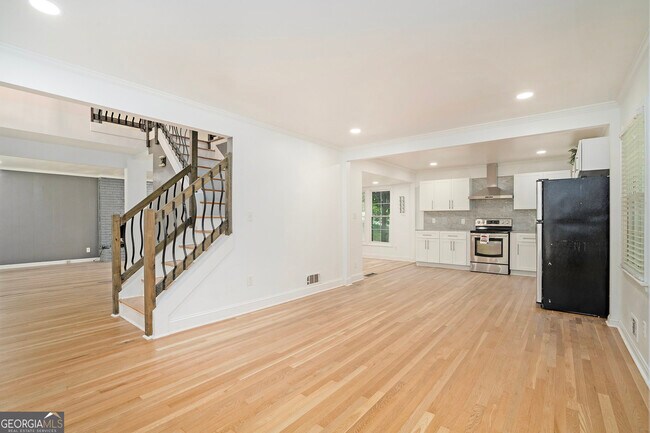 Building Photo - 525 Abernathy Rd NE