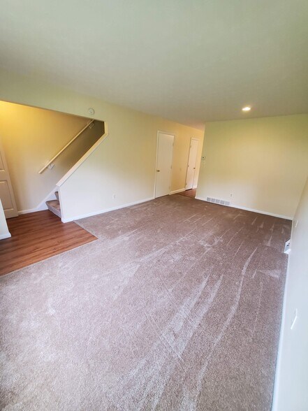 Living - 2307 Echo Valley Dr