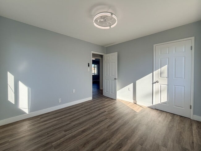 Building Photo - 502-504 E Hemlock- LT