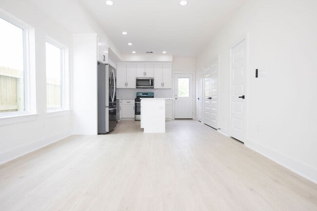 Building Photo - Modern Amenities. Urban Location. Sophisti...