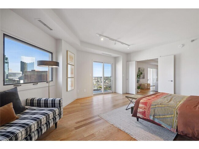 Building Photo - 1225 La Salle Ave