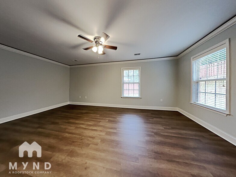 Building Photo - 2086 Edgewood Dr