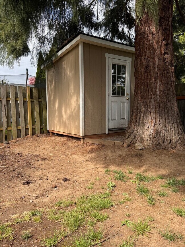 Building Photo - Charming Home w/Fenced Yard, Garage, W/D, Great Location, and More!