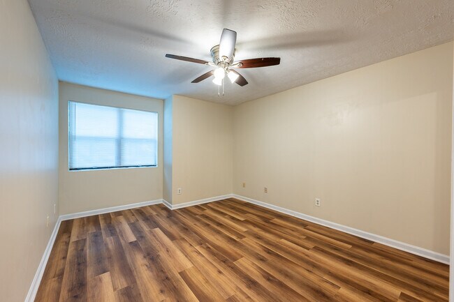 Building Photo - 868 Brookfield Pkwy