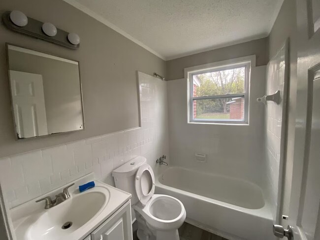 Bathroom - 4411 Mikado Ave