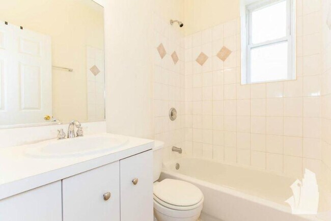 Building Photo - 3 bedroom in Chicago IL 60647