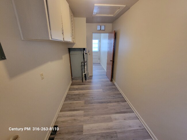 Building Photo - 244 N Fern St