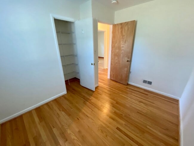 Building Photo - Charming 3Bedroom/2Bathroom Detached Home ...