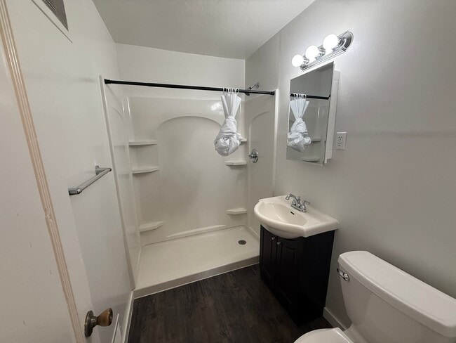 Building Photo - Two Bedroom, One bathroom, Pet Friendly Ho...
