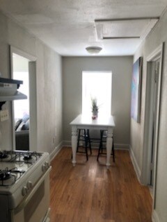 Building Photo - 922 1/2 Elm St