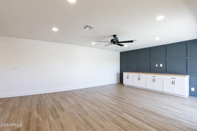 Building Photo - 1028 E Manzanita Dr