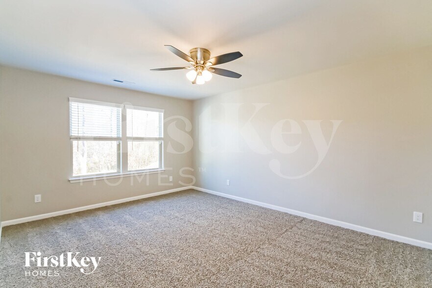 Building Photo - 10112 Holly Park Dr