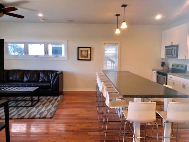 Building Photo - Charming 4-Bed Oasis with Granite Touches & Hardwood Elegance in Minneapolis!