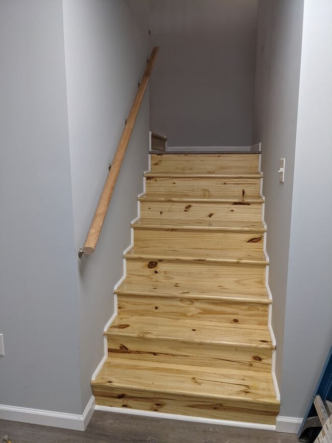 Building Photo - Private 3 bed 2bath house in North Johnson...