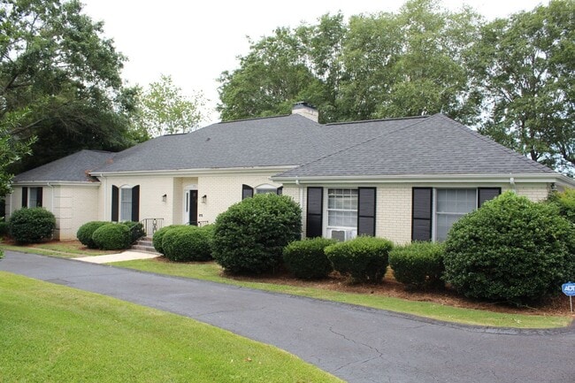 Building Photo - Spacious 4-Bedroom Home in Desirable Walnu...
