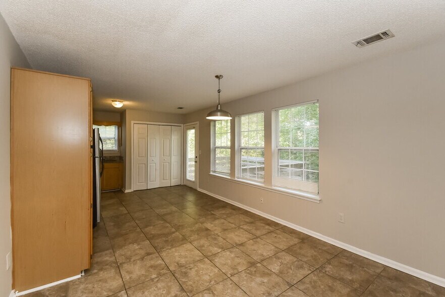 Building Photo - 6923 Stonewall Pl