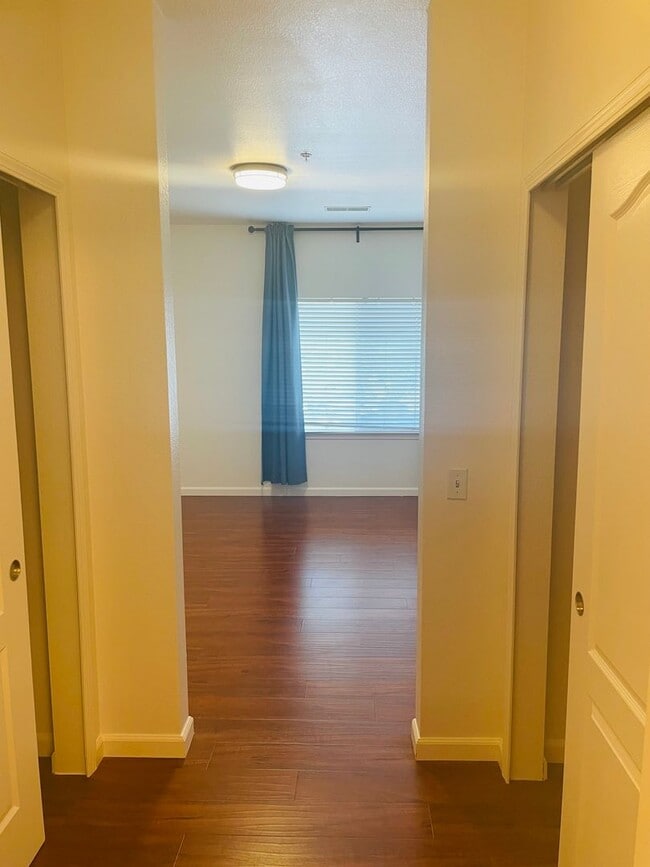 Building Photo - Beautiful North Davis 2bed/2 bath Upstairs...