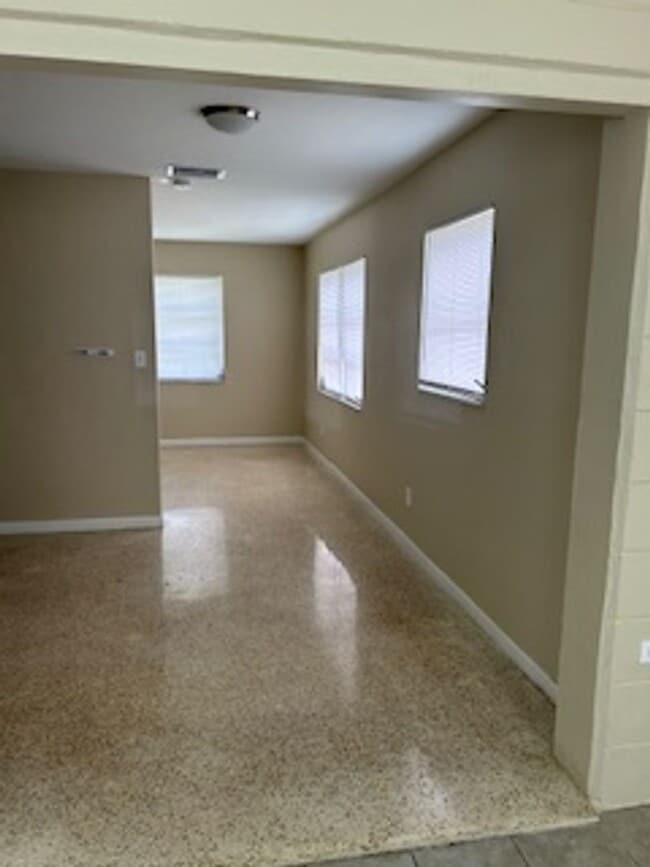 Building Photo - Quaint 2/1.5 bath home