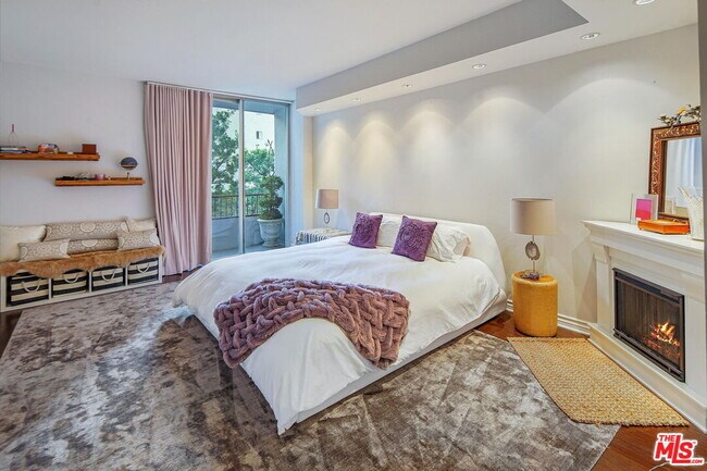 Building Photo - 1100 Alta Loma Rd