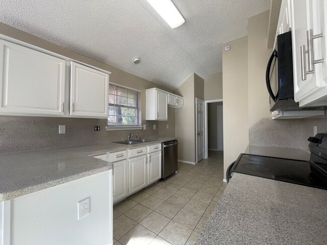 Building Photo - AVAILABLE NOW 3 Bedroom 2 Bath Home in For...