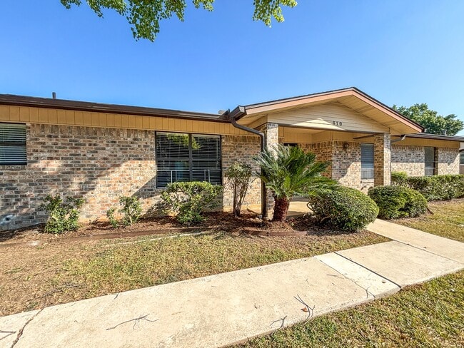 Building Photo - 610 Creek Dr