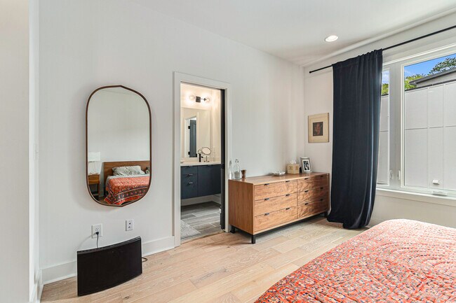 Building Photo - 2424 Memorial Dr SE