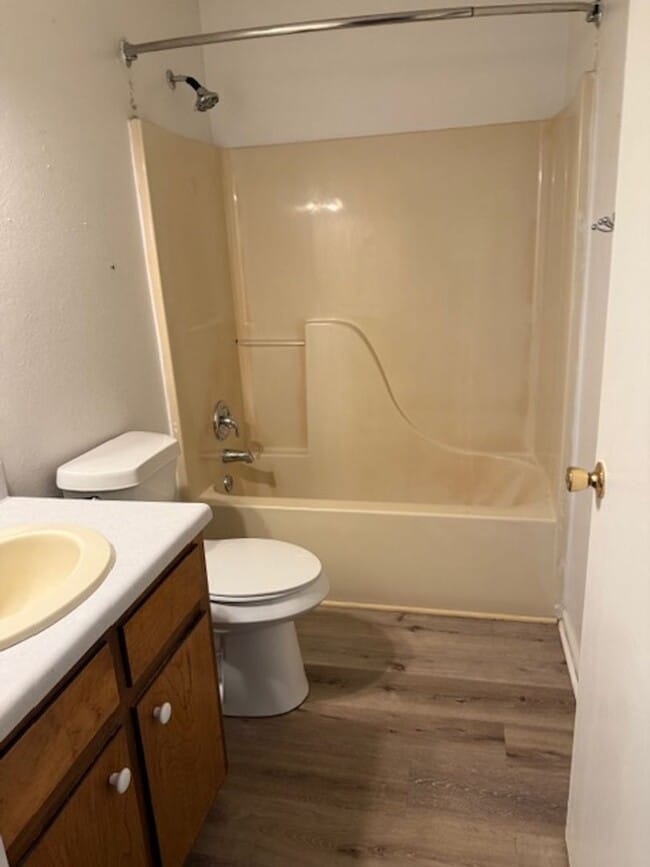 Building Photo - 2 Bedroom 1 Bath Duplex