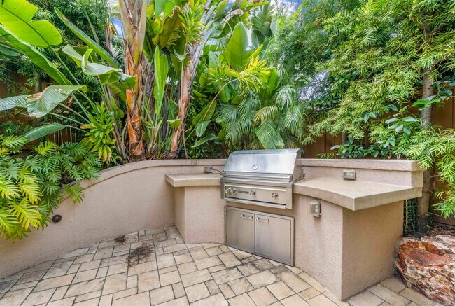 Building Photo - 1679 Buena Vista Way