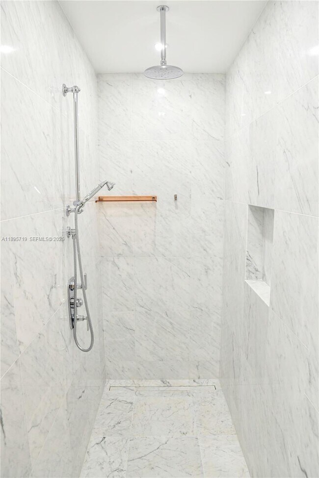 Building Photo - 15701 Collins Ave