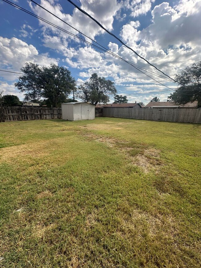 Building Photo - Updated 3 Bedroom Home