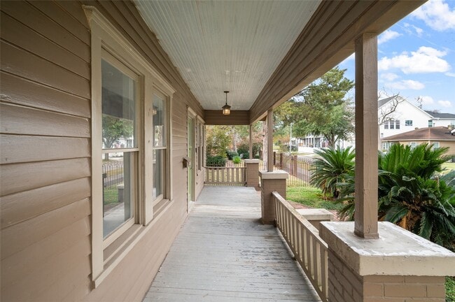 Building Photo - 334 E 24th St