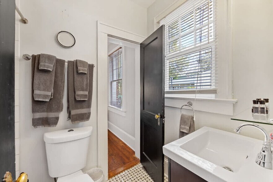 Building Photo - 500 Queens Rd