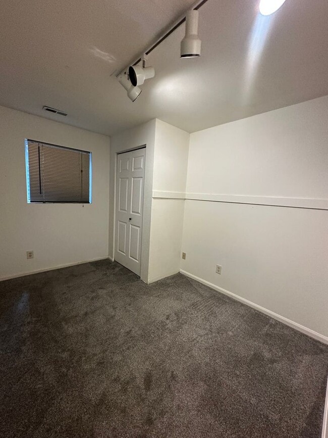 Building Photo - 1032 W Pikes Peak Ave