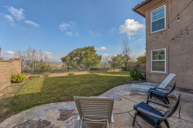 Building Photo - Gorgeous 5 Bedroom Home Behind the Gates i...