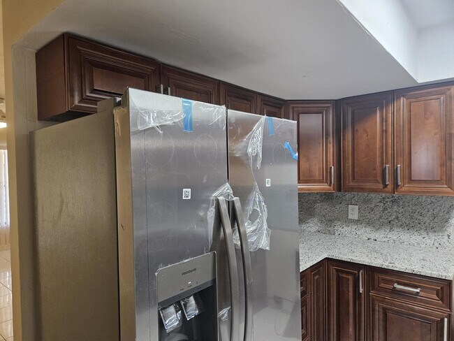 Building Photo - 7910 NW 70th Ct