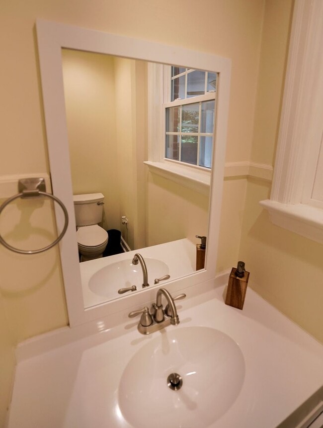Building Photo - Beautiful 3BR/1.5BA Home in Newport News, VA - Move-in Ready!