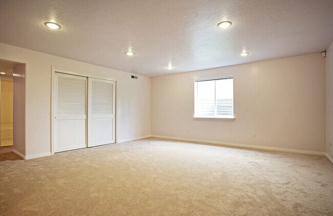 Building Photo - 1026 E 100 S