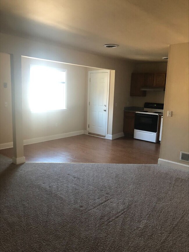 Building Photo - 811-4 N VAN BUREN St. Apt 4
